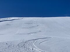 <p>Frische Spuren im Neuschnee am Gipfellift</p>