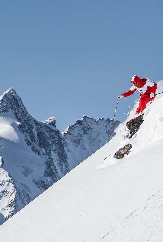 Bild von einem Skilehrer der gerade im Tiefschnee fährt - Link zur Schneesportschule von Heiligenblut 