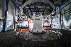 Panoramabahngondeln in der Bergstation - Link zu Jobs für Seilbahnbedienstete