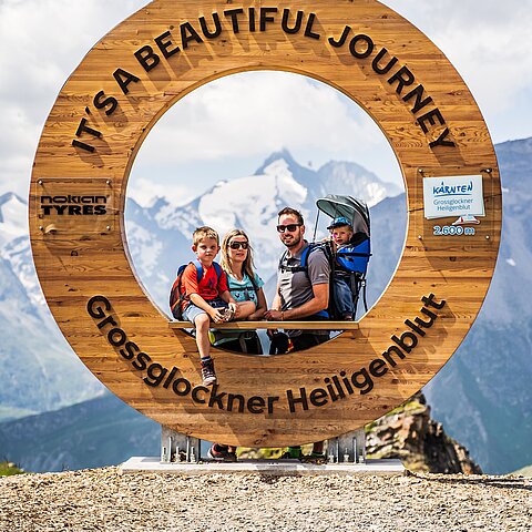 Familie am Fotopoint mit dem Großglockner im Hintergrund