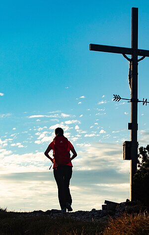 <p>Wanderer am Gipfelkreuz des Unterberghorn</p>