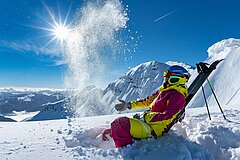 <p>Sonnenbaden bei Neuschnee am Gipfellift in Hochkössen</p>