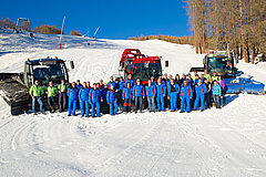 Das gesamte Team mit Pistengeräten - Link zu "Unternehmen & Team"