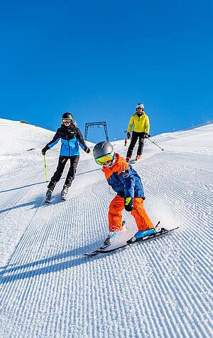 Familie beim Skifahren auf der präparierten Seppenalmabfahrt
