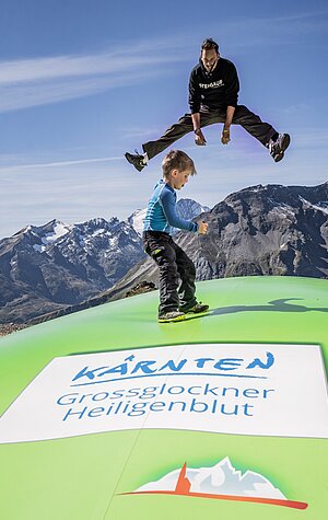 Vater und Sohn am Megatrampolin auf Schareck