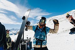 Freerider mit Snowboard nach der erfolgreichen Abfahrt beim Freeride World Qualifier Contest - Link zu "Events und News"