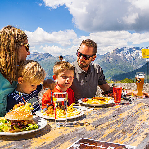Familie im Panoramarestaurant Schareck beim Mittagessen