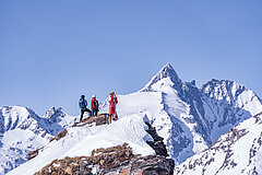 3 Skifahrer mit Blick auf den Großglockner - Link zu "Winter am Grossglockner"