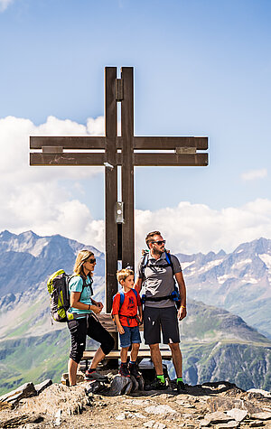 Familie am Gipfelkreuz Schareck