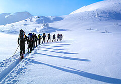 Bild mit vielen Skitoruengehern - Link zu "Winterschlaraffenland"